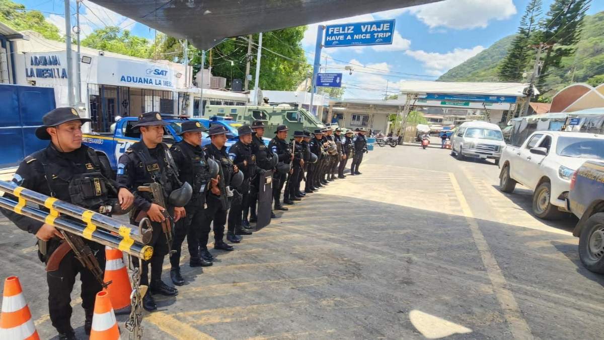 Elementos policiacos guatemaltecos resguardan la frontera con México