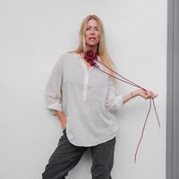 La falda must con vuelos y espíritu boho: el ítem relajado de Nicole Neumann
