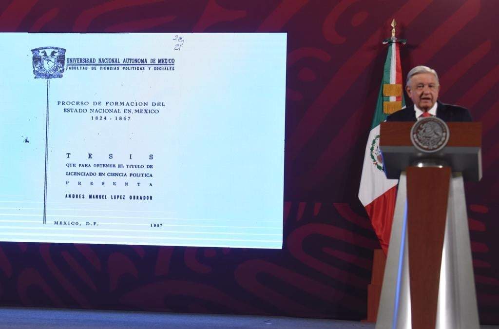 El presidente muestra su tesis en la mañanera del 5 de abril de 2023