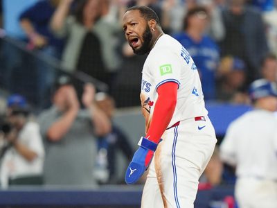 Guerrero pega su sexto jonrón en playoffs y Azulejos vencen a Marineros para forzar juego decisivo