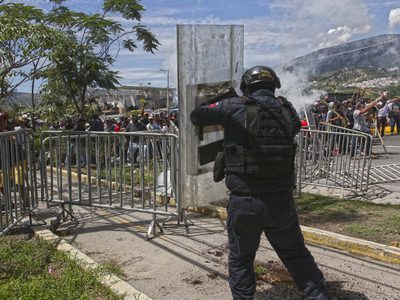 Trece policías y funcionarios siguen retenidos en Chilpancingo