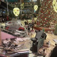 Camioneta cae del estacionamiento de un centro comercial y mata a un joven (Video)