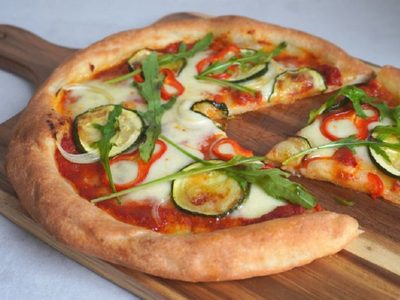 Pizza sin TACC y sin amasar: crocantes y súper exprés, la receta perfecta para darte el gusto sin culpas