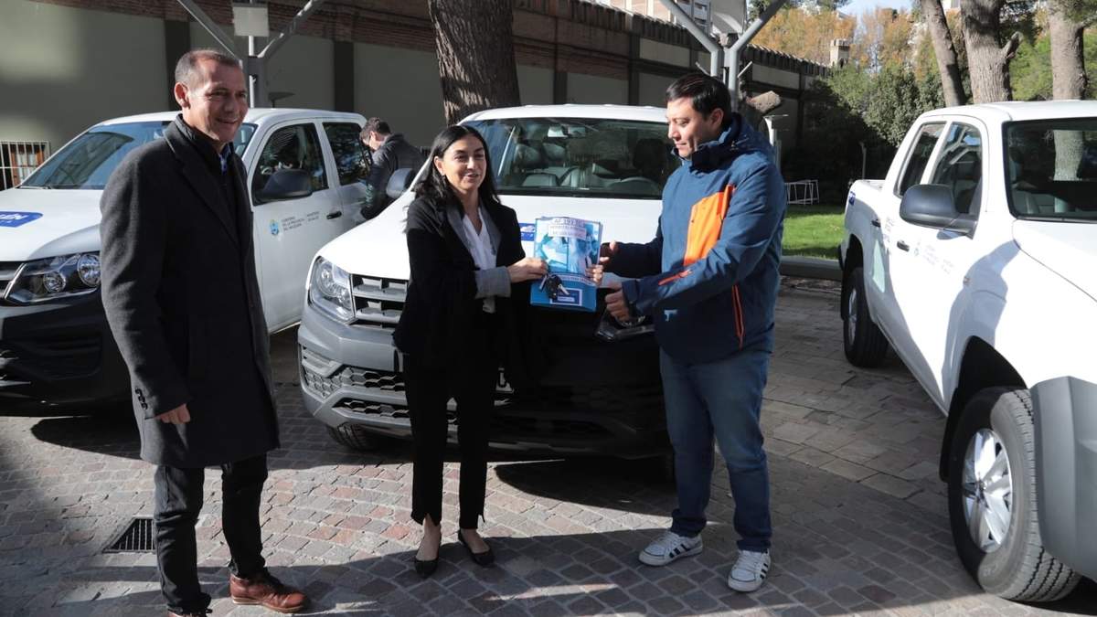 Andrea Peve y Omar Gutiérrez en la entrega de las camionetas a uno de los delegados de los hospitales beneficiados. Fuente: (Twitter)