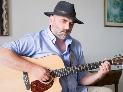 Ni amor ni positivismo: la nueva canción de Tontxu que pinta la cruda realidad
