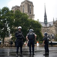 Al grito de '¡esto es por Siria!”, un hombre ataca a un policía en Notre Dame