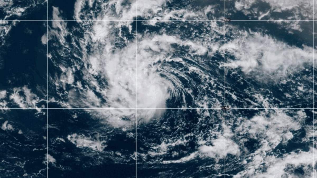 Imagen suministrada por la agencia oceanográfica estadunidense NOAA que muestra a la tormenta tropical Erin el 13 de agosto del 2025
