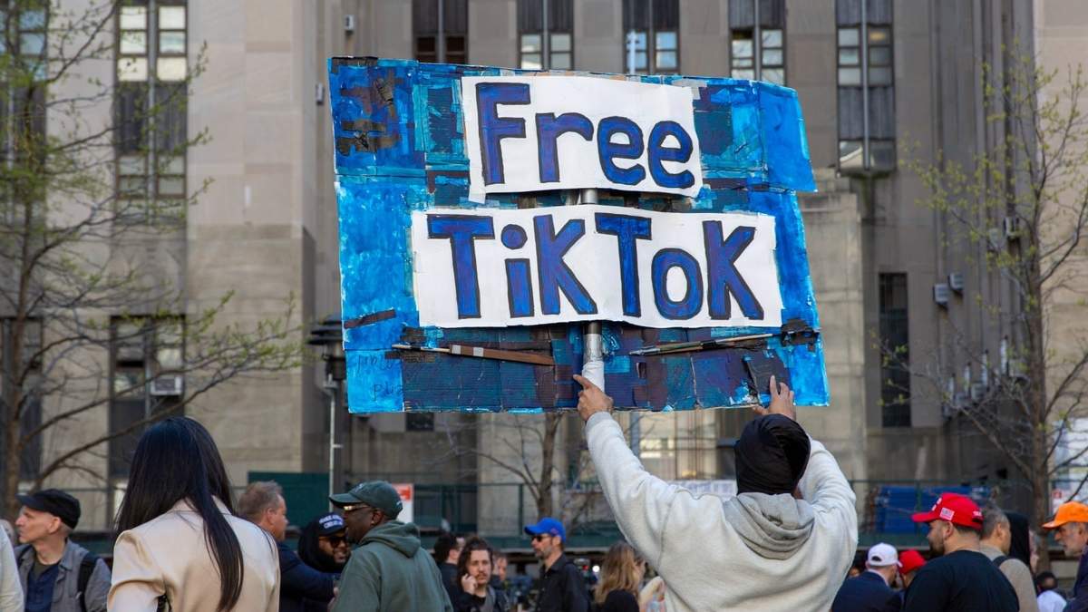 Un hombre lleva un cartel con la leyenda "Free TikTok" frente al juzgado donde se inició el juicio contra Donald Trump por pagos indebidos