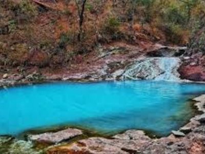 No es Cacheuta, pero tiene aguas termales cristalinas en medio de las montañas