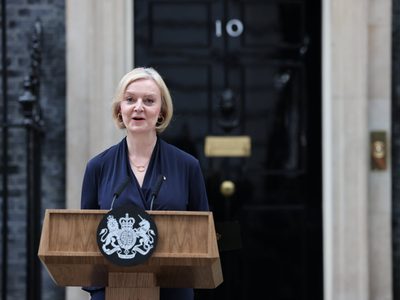 Tras solo 44 días en el cargo, renunció Liz Truss, la primera ministra británica