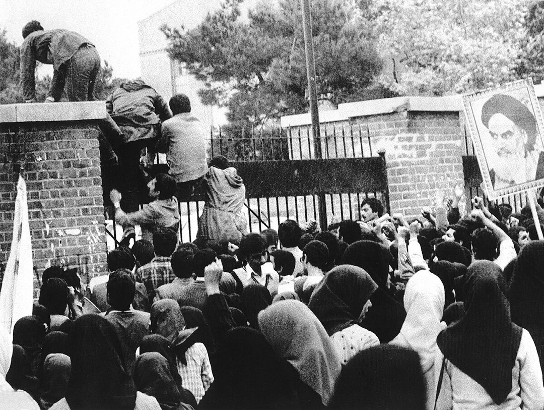 Iran_hostage_crisis_-_Iraninan_students_comes_up_U.S._embassy_in_Tehran