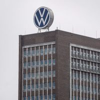 VW desea cancelar una promesa de no despedir empleados, y no descarta cerrar plantas en Alemania