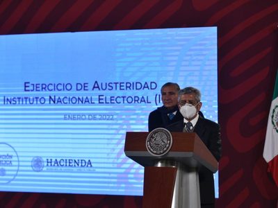Este es el plan de austeridad que el gobierno "sugiere" al INE para sacar adelante la consulta
