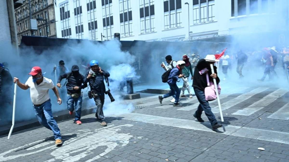 Gas lanzado a integrantes de la CNTE y encapuchados durante la protesta del lunes