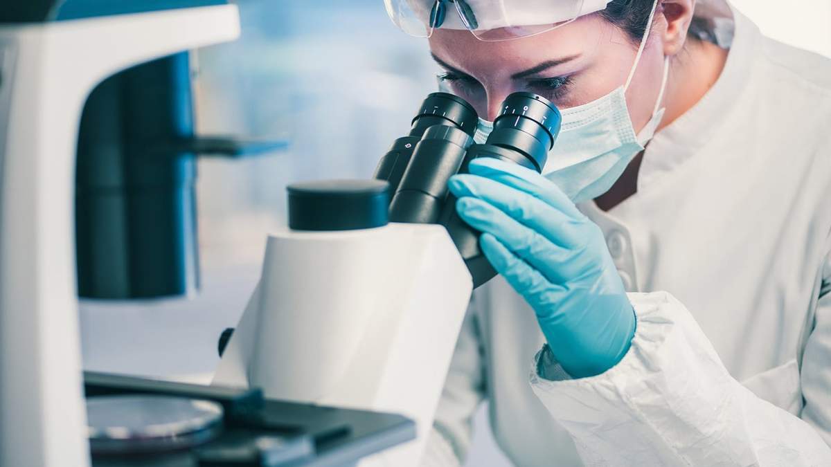 Científicos investigan al coronavirus. Fuente: (Twitter)