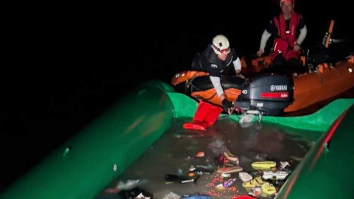 Lancha de goma parcialmente inundada, durante tareas de rescate de migrantes dirigidas por la tripulación del barco NADIR