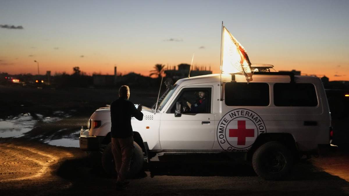 Un convoy de la Cruz Roja que transporta los restos de una persona, presuntamente un rehén fallecido entregado por milicianos gazatíes en el centro de la Franja de Gaza