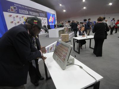 Inician elecciones presidenciales en Venezuela