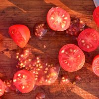 No tires las semillas de tomate con lo caros que están: mirá cómo podés aprovecharlas para mejorar tu salud