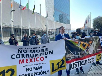 En NY, manifestantes exigen a AMLO justicia para las víctimas de la Línea 12