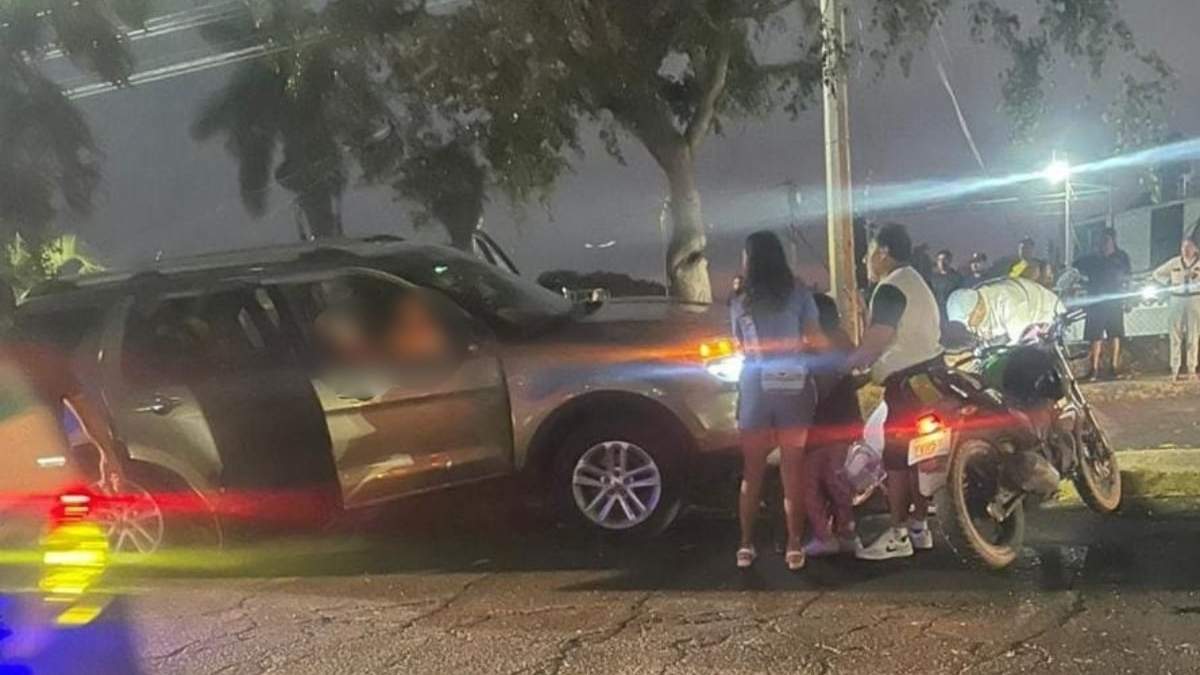 Tras la agresión armada, la camioneta en la que viajaban las mujeres se estrelló contra un árbol