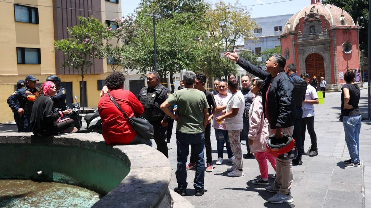 Vecinos del centro bloquearon Eje Central a la altura de la calle de Belisario Domínguez para mostrar su inconformidad de que se instale un punto de tolerancia para consumidores de cannabis en la Plaza de la Conchita
