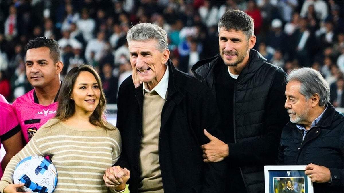 El Patón Bauza y su familia, en un reciente homenaje de Liga de Quito