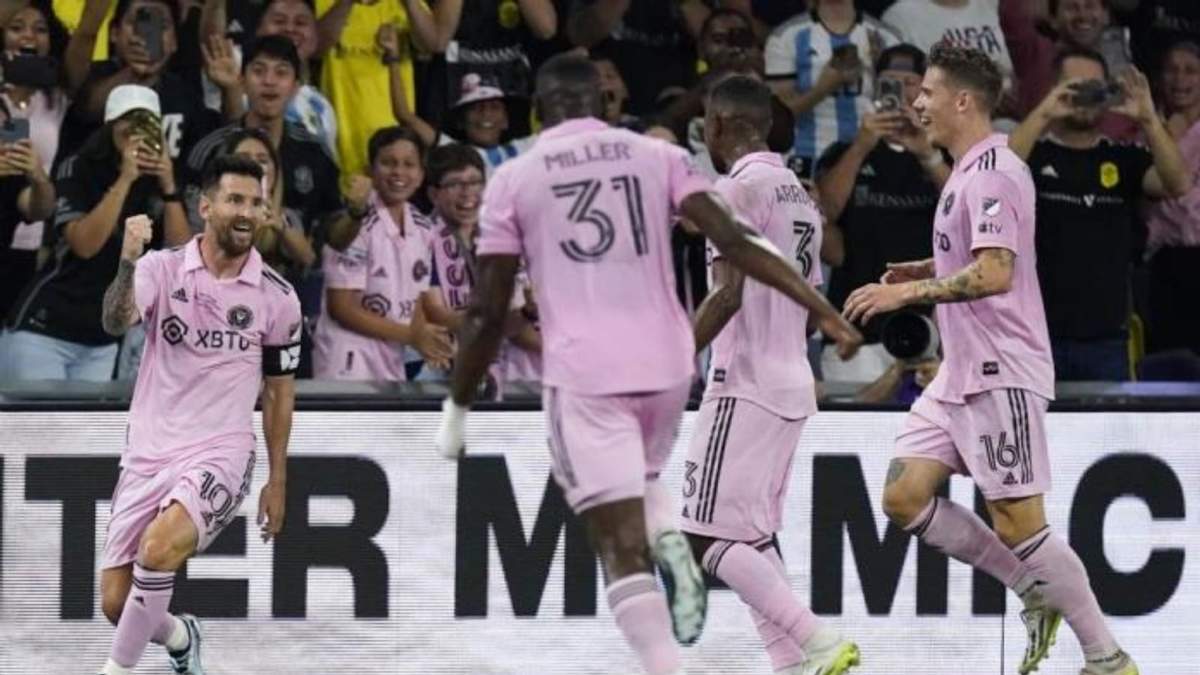 El argentino Lionel Messi (izquierda), del Inter Miami, festeja su gol ante Nashville en la final de la Leagues Cup