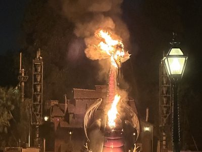 Dragón mecánico se incendia durante show en Disneyland (Video)