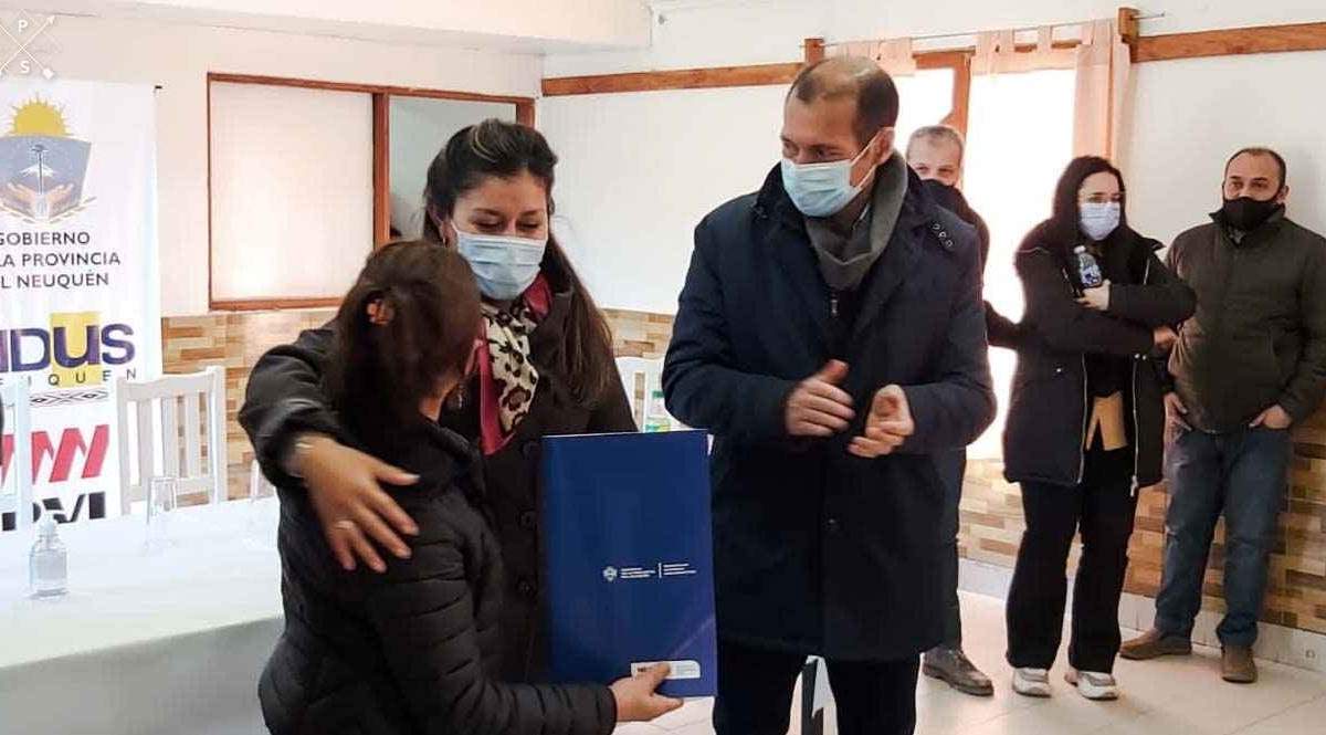 El gobernador Omar Gutiérrez durante el acto. Fuente: (Twitter)
