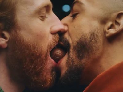 Activista católica lanza campaña contra spot que muestra a pareja gay besándose