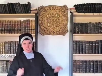 Una monja explica porqué los exorcistas usan medallas de San Benito
