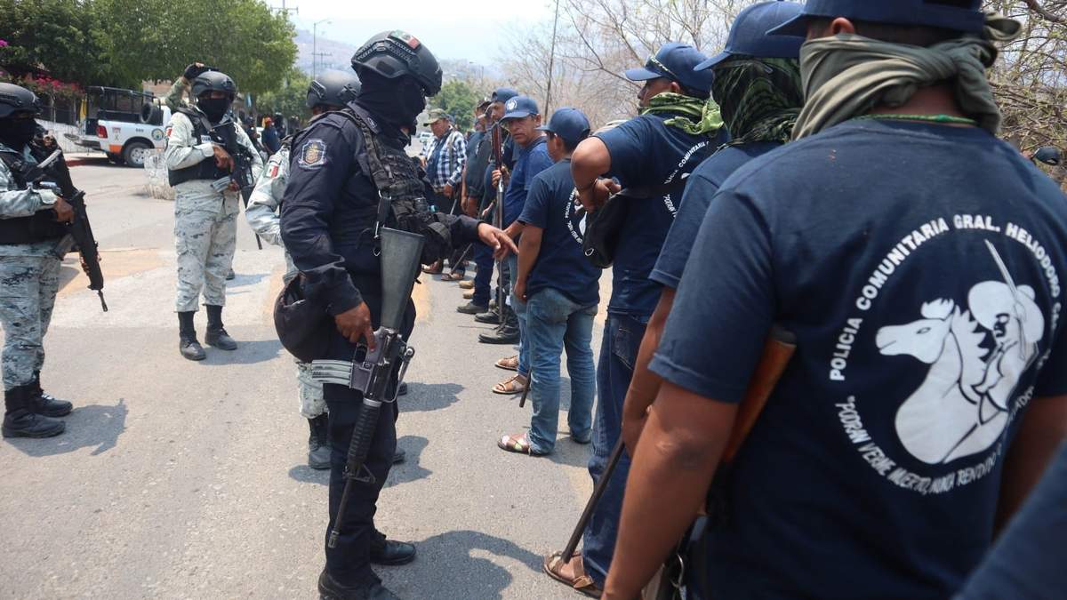 Policías comunitarios de Heliodoro Castillo son revisados por el Ejército