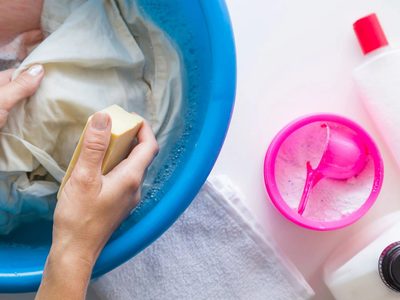 Higiene hogareña: trucos fáciles para quitar las manchas de grasa de la ropa