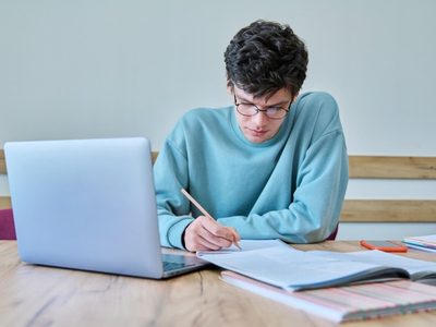 La IA conquista a los jóvenes, pero no desbanca a los métodos tradicionales de aprendizaje