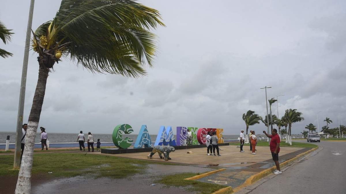 Fuertes vientos y oleaje en Campeche previo a la llegada de Milton