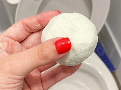 Mantené impecable tu inodoro con estas bolitas caseras de limpieza muy fáciles de hacer y económicas