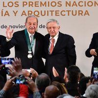AMLO entrega los premios de Ingeniería y Arquitectura a Carlos Slim Helú y Joaquín Álvarez Ordoñez