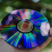 No tires los CDs viejos y reutilizalos en este objeto que le da un toque rústico chic a tu hogar