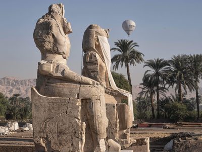 Egipto revela estatuas colosales restauradas de un faraón en Luxor