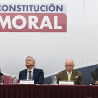 AMLO convoca a  construir la 'constitución moral”