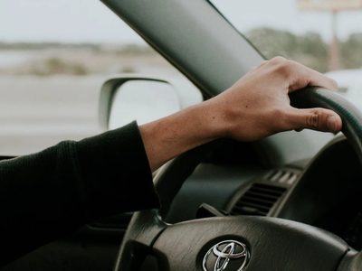 Con pocos ingredientes y en tiempo récord: el truco para limpiar el volante del auto y dejarlo como nuevo