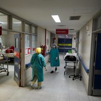 Coronavirus: descendieron los fallecimientos y los casos diarios en relación al martes