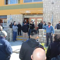 Zapala: los trabajadores viales comenzaron con reclamos frente a la sede central