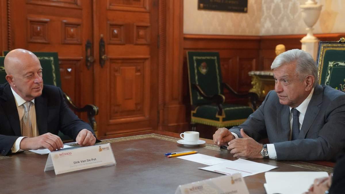El presidente y director ejecutivo de Mondelez International, Dirk Van de Put con el presidente Andrés Manuel López Obrador