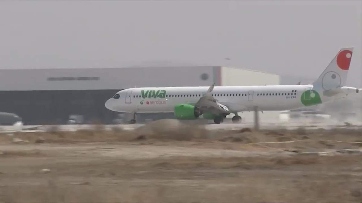 Avión de Viva Aerobús en Santa Lucía