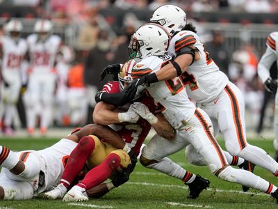 Incertidumbre en 49ers por lesiones de McCaffrey y Samuel en derrota contra Browns