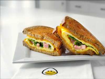 Sándwich de omelette: combiná lo mejor de dos clásicos con esta receta ideal para un almuerzo o cena express