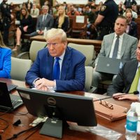 Trump arremete contra juez y fiscal al dar su testimonio en juicio por fraude