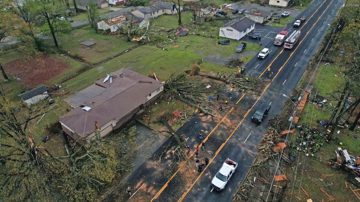 Un monstruoso sistema de tormentas azotó el sur y el medio de EU, generando tornados que destrozaron casas y centros comerciales, vehículos volcados y árboles arrancados.